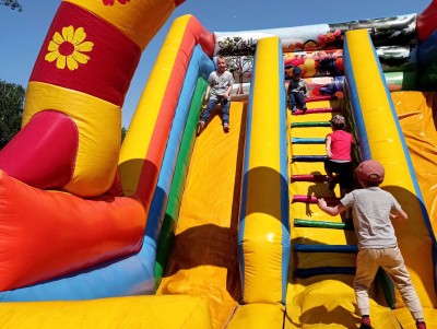 Zabawy dzieci na zamku dmuchanym