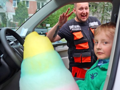 piknik rodzinny, namiot SPZZLO Warszawa-Żoliborz, chłopiec z watą cukrową w ambulansie medycznym